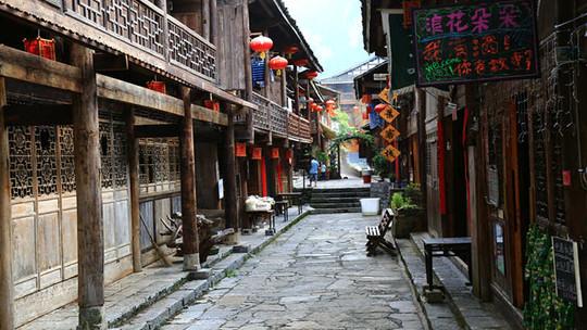 驱车百里 法护绿水青山